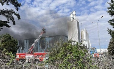 Konya'da bir fabrikaya ait depoda yangın çıktı