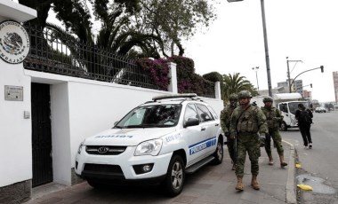 Ekvador polisinden Meksika Büyükelçiliğine baskın