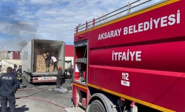 Mangal kömürü yüklü TIR dorsesinde yangın paniği