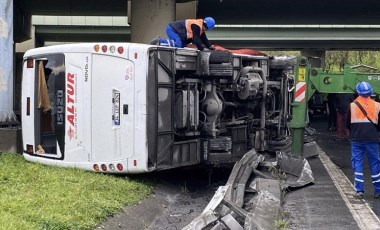 Son Dakika... Basın Ekspres Yolu'nda polis ekiplerini taşıyan servis minibüsü devrildi