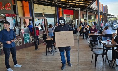 Düzce'de ilginç olay... Maske takıp ‘bana iş çıkarmayın’ pankartı ile sürücüleri uyardı