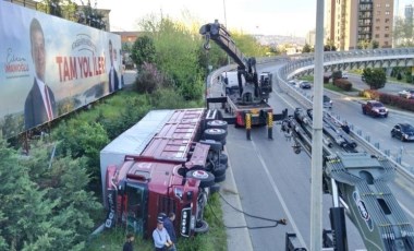 Ataşehir'de sebze yüklü kamyon virajı alamayarak yan yattı