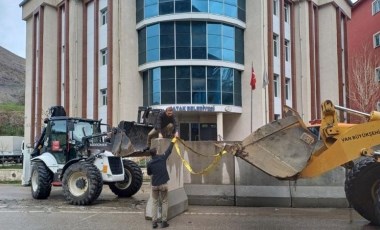 Çatak'ta belediye çevresindeki beton bariyerler kaldırıldı