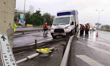 Kartal’da İBB’ye ait araç, bariyere ok gibi saplandı