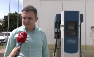 Elektrikli araç şarj istasyonları kazalara davetiye çıkarıyor: Kaldırım üzerinde araçlar şarj ediliyor!