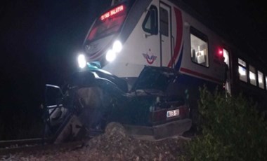 Malatya'da hemzemin geçitte tren otomobile çarptı: 1 kişi hayatını kaybetti