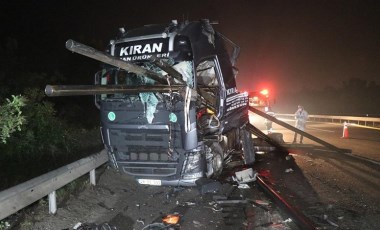 Anadolu Otoyolu'nda feci kaza! Demir borular TIR'ın ön camından çıktı: 2 kişi can verdi