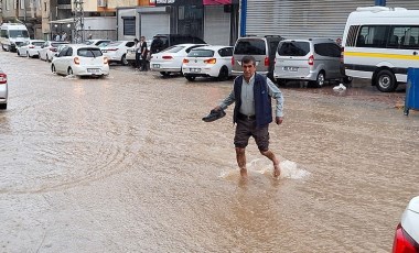 Adana'da sağanak ve fırtına: Ağaçlar devrildi, yollar suyla doldu