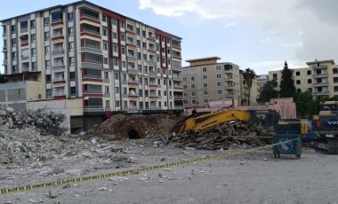 Gaziantep’te depremde ağır hasar alan bina yıkım sırasında çöktü