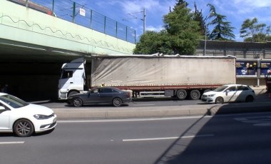 Sabıkalı üst geçitte yine TIR kazası!