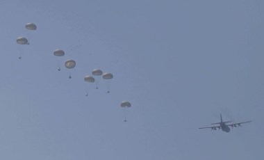 Gazze'nin güneyindeki Mevasi bölgesine uçaklarla insani yardım indirildi