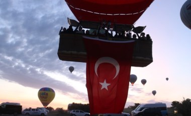 Kapadokya'da balonlar, 19 Mayıs için Türk bayraklarıyla havalandı