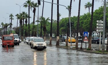 İskenderun'da sağanak: Yollar göle döndü