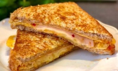 10 dakikada hazırlanan pratik kahvaltılık tarifi: Yumurtalı tost tarifi...