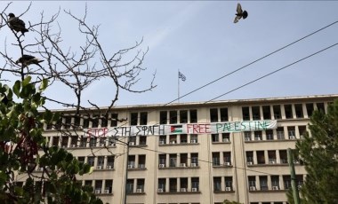 Yunanistan'da Kalkınma Bakanlığı çalışanları, Bakanlık binasına Filistin bayrağı astı