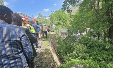 Un yüklü kamyon Çoruh Nehri'ne uçtu: 1 ölü, 2 yaralı