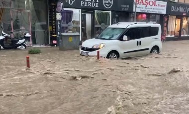 Balıkesir'i sağanak vurdu: Yollar göle döndü!