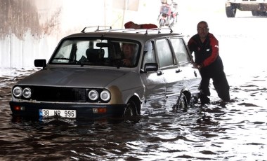 Kayseri'de sağanak: Yollar göle döndü, araçlar mahsur kaldı