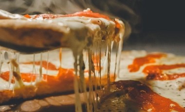 Google'ın yapay zekası pizza tarifi verdi! İçine tutkal ekleyin