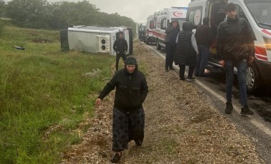 Sera işçisi kadınları taşıyan minibüs devrildi: 14 yaralı