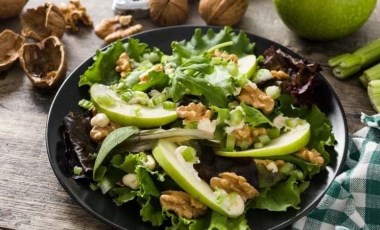 Sağlıklı ve doyurucu: Kerevizli yeşil salata tarifi