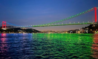 İstanbul'da köprüler Azerbaycan bayrağının renkleri ile ışıklandırıldı