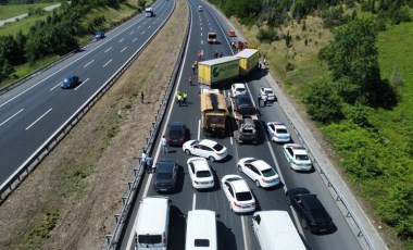 TEM’de TIR devrildi: Kilometrelerce kuyruk oluştu