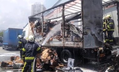 Dağıtılmayı bekleyen kargolar yangında kül oldu