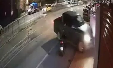 İş yeri önündeki motosiklet, park halindeyken 3 kazaya karıştı