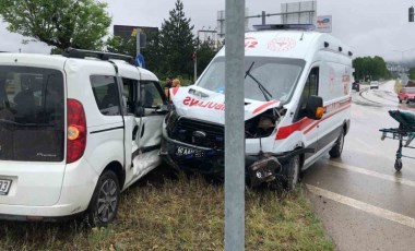 Tokat’ta ambulans ile panelvan araç çarpıştı: 3 yaralı