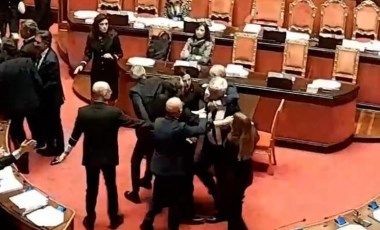 İtalya Senatosu'nda 'anayasa' tartışması: Senatörler kavgaya tutuştu