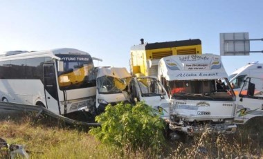 Tekirdağ’da işçi servislerine kamyonet çarptı: 18 yaralı