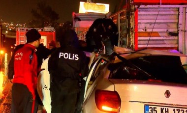 Büyükçekmece D-100'de, otomobil TIR'a arkadan çarptı: 1 ölü, 2 yaralı