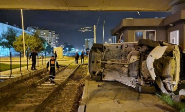 Yolcu treni ile hemzemin geçitte çarpışan otomobil devrildi: 1 yaralı