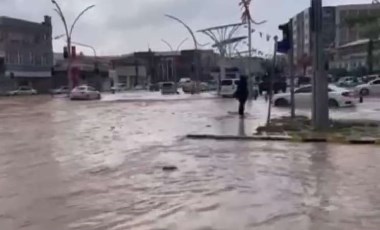 Şırnak’ın Cizre ve Silopi ilçelerinde etkili olan sağanak: Cadde ve sokaklar göle döndü