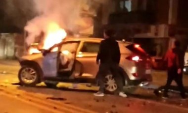 Sakarya’da korkutan kaza: Kafa kafaya çarpışan SUV araç alev aldı