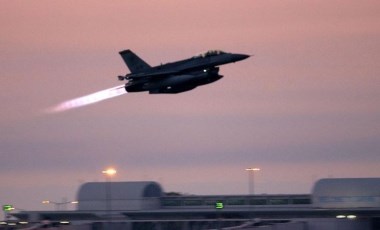 Singapur'da F-16 savaş uçağı düştü