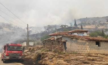 Manisa'da zirai alanda büyük yangın