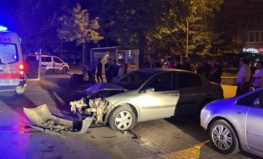 Bursa'da, aydınlatma direğine çarpan otomobildeki 5 kişi yaralandı