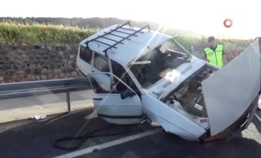 Bariyerlere çarpan otomobil asılı kaldı: 3 yaralı