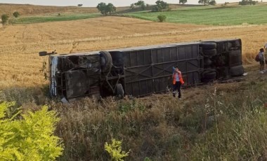 Denizli'de yolcu otobüsü devrildi: 12 yaralı