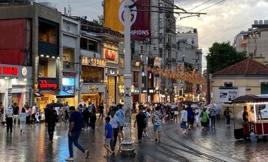 İstanbul'da yağmur etkili oldu: İstiklal Caddesi'nde yurttaşlar zor anlar yaşadı