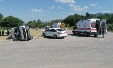 Feci kaza... Otomobil ile minibüs çarpıştı: İlk belirlemelere göre 18 yaralı!