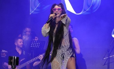 Hande Yener’den 'playback' yapan şarkıcılara gönderme