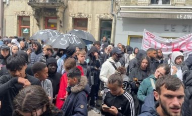 Protestocular mahkeme önünde onlarca aracı ateşe verdi