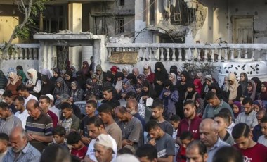 Fotoğraflarla dünyada Kurban Bayramı: Yıkık camide bayram namazı