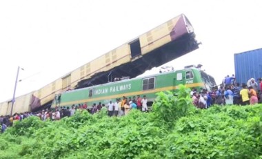 Hindistan'da iki tren çarpıştı: Ölenler ve yaralananlar var!