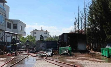 Market deposunda korkutan yangın: 2 kişi dumandan etkilendi