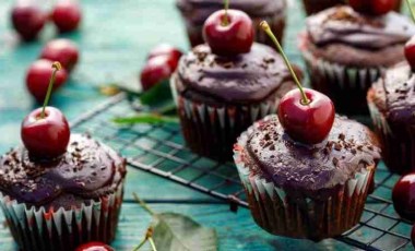 Çikolatanın yoğun lezzetine hayran kalacaksınız... Enfes vişneli muffin tarifi!