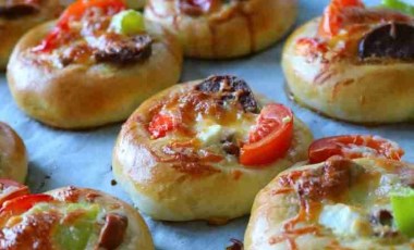 Kahvaltı sofralarına çok yakışacak... Bayatlamayan mini pizza tarifi!